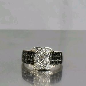 Sterling silver stunning ring size 8.25.       E10